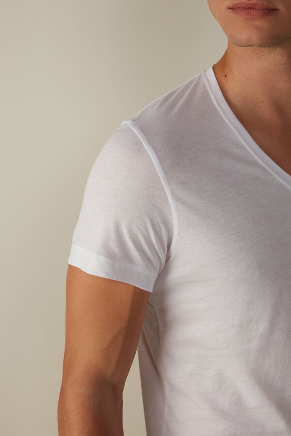 Intimssimi Short-Sleeve V-Neck T Shirt in Extra-Fine Supima® Cotton Blancas | DPEVO97291