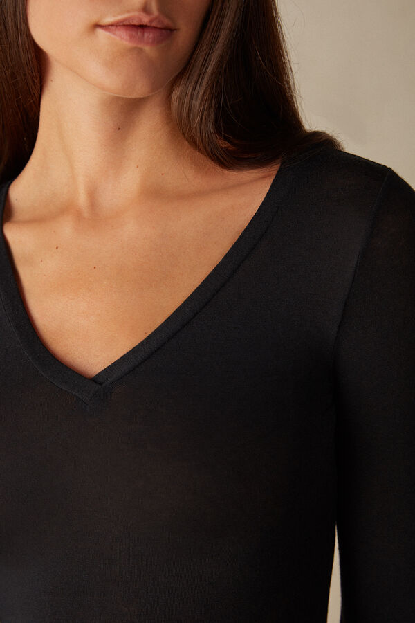 Intimssimi V-neck top in Modal Ultralight with Cashmere Negras | QPEWA12944